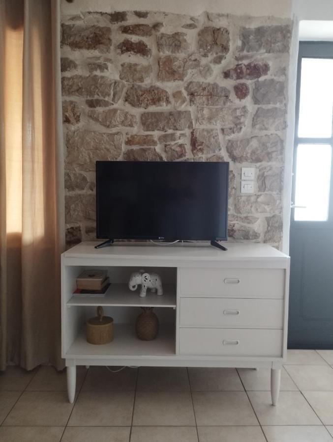 Το Πέτρινο Appartement Aitoliko Buitenkant foto